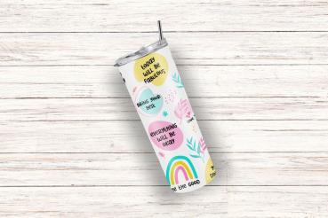 Schräg liegender weißer Thermobecher mit bunten, motivierenden Sprüchen wie 'Today will be fabulous', 'Bring your best' und 'Everything will be okay'. Der Becher ist mit Regenbogen- und Pflanzenillustrationen verziert und strahlt positive Energie aus. Per