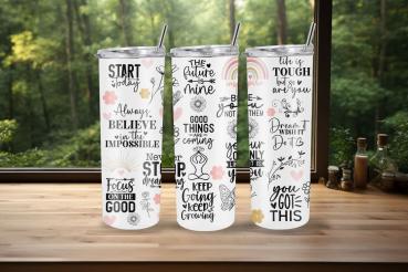 Drei weiße Thermobecher mit motivierenden Zitaten wie 'Believe in the impossible', 'Good things are coming', 'Life is tough but so are you' und 'You got this'. Die Becher sind mit floralen Mustern und sanften Pastelltönen dekoriert und stehen vor einem Wa