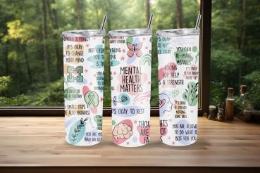 Drei weiße Thermobecher mit Botschaften zur psychischen Gesundheit, wie 'Mental Health Matters', 'It's okay to change your mind', 'Asking for help is a strength' und 'You are allowed to do what is best for you'. Die Becher sind mit beruhigenden Farben und