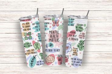 Drei weiße Thermobecher mit ermutigenden Botschaften zur psychischen Gesundheit, wie 'Mental Health Matters', 'It's okay to rest', 'You are allowed to do what is best for you' und 'Asking for help is a strength'. Die Becher sind mit Illustrationen von Puz