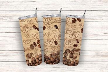 Drei Thermobecher mit einem holzähnlichen Hintergrund, verziert mit gezeichneten Herzmotiven und Kaffeebohnen, die sich am unteren Rand sammeln. Das Design schafft eine rustikale und gemütliche Atmosphäre, ideal für Kaffeeliebhaber.