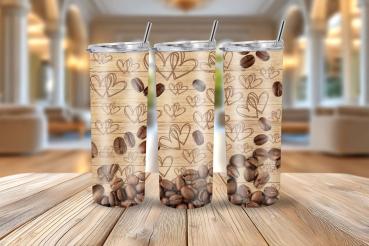 Drei Thermobecher mit einem Design aus holzähnlichem Hintergrund, gezeichneten Herzen und verstreuten Kaffeebohnen, die sich am unteren Rand sammeln. Die Becher stehen auf einem Holztisch vor einem elegant eingerichteten, unscharfen Raum, was eine warme u