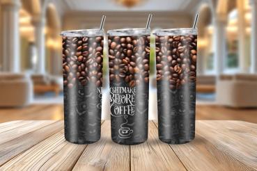Drei Thermobecher mit einem Design aus Kaffeebohnen im oberen Bereich und schwarzem Hintergrund im unteren Bereich, dekoriert mit Symbolen rund um Kaffee. In der Mitte steht der Schriftzug 'Nightmare Before Coffee' in weißer Schrift. Die Becher stehen auf