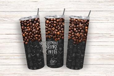 Drei Thermobecher mit einem Design aus Kaffeebohnen im oberen Bereich und schwarzem Hintergrund im unteren Bereich, dekoriert mit kleinen Kaffeesymbolen und dem Schriftzug 'Nightmare Before Coffee'. Die Tumbler sind auf einer hellen Holzfläche angeordnet.