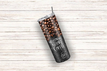 Thermobecher mit einem Design aus Kaffeebohnen im oberen Bereich und einem schwarzen unteren Bereich mit dem Text 'Nightmare Before Coffee'. Der Hintergrund zeigt verschiedene kleine Kaffeesymbole.