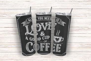 Schwarzer Thermobecher mit weißem Schriftzug 'All you need is love & a good cup of coffee' im Tafel-Design. Eine dampfende Tasse mit Herzmotiv ist abgebildet.
