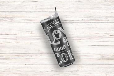 Schwarzer Thermobecher mit weißem Schriftzug 'All you need is love & a good cup of coffee' im handgeschriebenen Tafelstil.