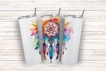 Drei Thermobecher mit farbenfrohem Traumfänger-Design, verziert mit bunten Federn und Blättern im Aquarell-Stil. Das Motiv kombiniert kräftige Farben und harmonische Details, inspiriert vom Boho-Stil.