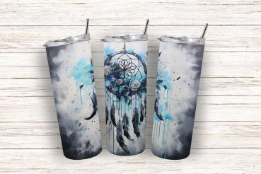 Drei Thermobecher mit mystischem Traumfänger-Design in Schwarz-, Grau- und Blautönen, verziert mit Rosen und Federn. Das Design ist im Aquarell-Stil gestaltet und vermittelt eine künstlerische und geheimnisvolle Atmosphäre.