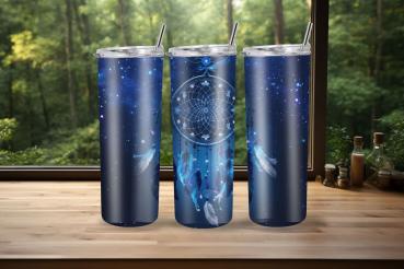 Drei Thermobecher mit Traumfänger-Motiv vor einem Nachthimmel, verziert mit Sternen und Federn in blauen und violetten Farbtönen. Das Design vermittelt eine mystische und ruhige Atmosphäre, ideal für Traumfänger- und Himmelsliebhaber.