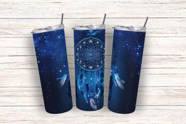 Drei Thermobecher mit Traumfänger-Design vor einem Nachthimmel in tiefem Blau, verziert mit leuchtenden Sternen und Federn. Das Motiv schafft eine ruhige, mystische Atmosphäre und eignet sich ideal für Nachthimmel- und Traumfängerliebhaber.