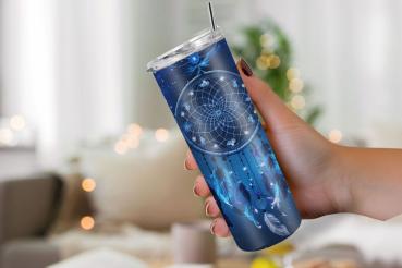Hand hält einen Thermobecher mit Traumfänger-Design vor einem Nachthimmel in Blau- und Violetttönen, verziert mit Sternen und Federn. Das Motiv strahlt eine ruhige, mystische Atmosphäre aus und ist perfekt für Liebhaber von himmlischen Designs.