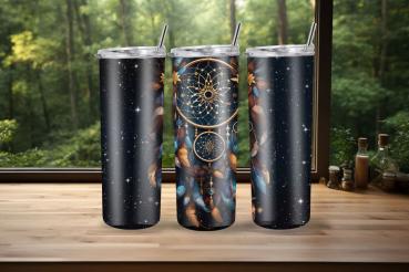Drei Thermobecher mit Traumfänger-Design in goldenen und dunkelblauen Tönen, verziert mit Federn und einem Sternenhimmel im Hintergrund. Das Motiv strahlt eine elegante und mystische Atmosphäre aus, ideal für Liebhaber von himmlischen und Boho-Designs.