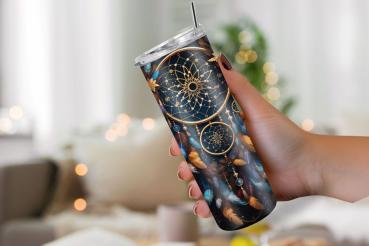 Hand hält einen Thermobecher mit luxuriösem Traumfänger-Design in Gold- und Dunkelblau-Tönen, verziert mit Federn und goldenen Details. Das Motiv strahlt Eleganz und eine mystische Atmosphäre aus, perfekt für Liebhaber edler Boho-Designs.