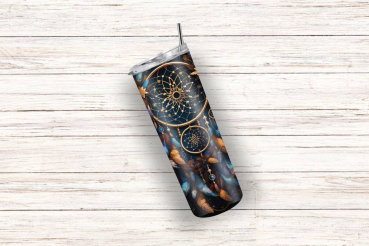 Thermobecher mit luxuriösem Traumfänger-Design in Gold- und Dunkelblau-Tönen, verziert mit Federn und filigranen goldenen Details. Das Motiv strahlt Eleganz und eine mystische Atmosphäre aus, ideal für Liebhaber des Boho- und Himmelsstils.