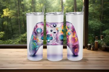 Drei Thermobecher mit farbenfrohem Design eines Gaming-Controllers im futuristischen Stil, inspiriert von Neonlichtern und lebendigen Farben. Ideal für Gaming-Fans und Liebhaber moderner Designs.
