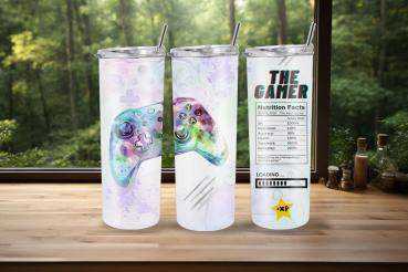 Drei Thermobecher mit verspieltem Gaming-Design: Ein bunter Controller in Aquarelloptik und ein humorvolles 'The Gamer'-Label mit 'Nährwertangaben' wie XP, Engagement und Genauigkeit. Perfekt für Gaming-Fans, die ein kreatives und witziges Design suchen.