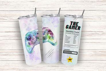 Drei Thermobecher mit Gaming-Motiv: Controller-Design in bunten Aquarellfarben und humorvollem 'The Gamer'-Label mit 'Nährwertangaben' wie XP, Engagement und Genauigkeit. Perfekt für Gaming-Fans und alle, die ein humorvolles, farbenfrohes Design schätzen.