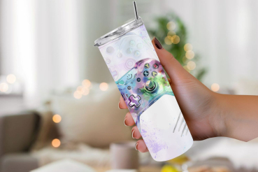 Hand hält einen Thermobecher mit farbenfrohem Gaming-Controller-Design in Aquarelloptik. Das lebendige, kreative Design ist ideal für Gaming-Fans, die ein auffälliges und spielerisches Motiv bevorzugen.