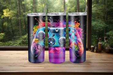 Drei Thermobecher mit farbenfrohem Gaming-Controller-Design, umgeben von explosiven, lebendigen Farbspritzern auf schwarzem Hintergrund. Perfekt für Gaming-Enthusiasten, die ein auffälliges und dynamisches Design suchen.
