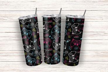 Thermobecher mit Gamer-Design auf schwarzem Hintergrund, verziert mit bunten Spielkonsolen und Slogans wie ‚Press Start‘, ‚Game Over‘ und ‚Never Give Up‘. Farbenfrohe Elemente in Neonrosa, Blau und Gelb schaffen einen dynamischen Look, der das Gaming-Them