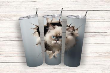 Schlanker Thermobecher mit hellem Hintergrund und einem realistischen Druck eines neugierigen, weiß-grauen Katers mit blauen Augen, der durch ein zerbrochenes Loch in der Wand schaut. Der Ausdruck der Katze wirkt konzentriert und aufmerksam. Die Textur de