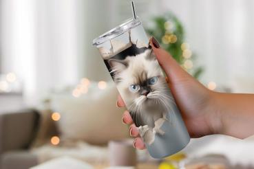Thermobecher mit einem realistischen Druck einer neugierigen weißen Katze mit blauen Augen, die durch ein Loch in einer Wand schaut. Die Details des zerrissenen Papiers und das konzentrierte Gesicht der Katze verleihen dem Design eine lebendige und charma