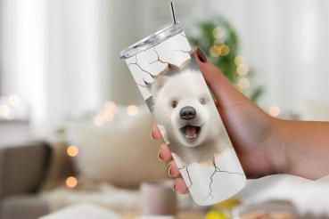 Thermobecher in der Hand gehalten mit einem fröhlichen Eisbären-Design. Der Bär schaut aus einem realistisch gestalteten Riss in der Becheroberfläche heraus, was den Eindruck erweckt, als ob der Bär direkt durch die Oberfläche bricht. Der Hintergrund ist