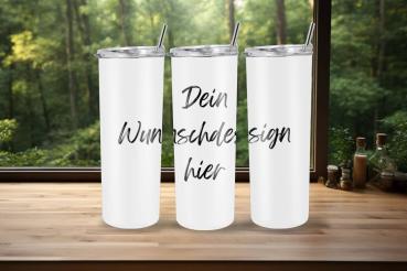 Preview: Personalisierbarer Edelstahl-Thermobecher – Dein Wunschdesign (590 ml) Preview: Drei weiße Thermobecher auf einer Holzfläche vor einem Fenster mit grüner Waldlandschaft im Hintergrund. Auf den Bechern steht in schwarzer Schrift: 'Dein Wunschdesign hier', was Platz für eine individuelle Gestaltung bietet.