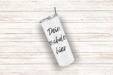 Preview: Personalisierbarer Edelstahl-Thermobecher – Dein Wunschdesign (590 ml) Preview: Weißer Thermobecher auf einer Holzfläche, schräg nach rechts liegend. Auf dem Becher steht in schwarzer Schrift: 'Dein Wunschdesign hier', was Platz für eine individuelle Gestaltung bietet.