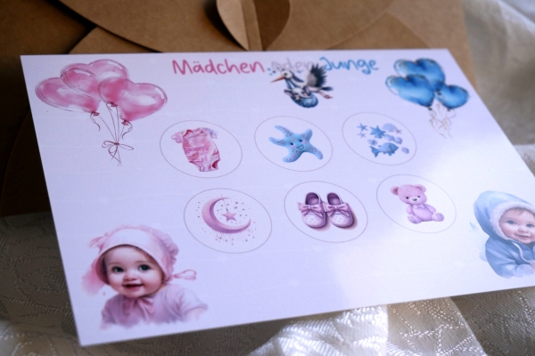 Gender-Reveal-Karte A6 mit 6 Rubbelkreisen, enthüllend liebevolle Baby-Motive in Rosa und Blau, begleitet von zarten Ballon-Illustrationen und Babyfiguren, perfekt für persönliche Überraschungen.