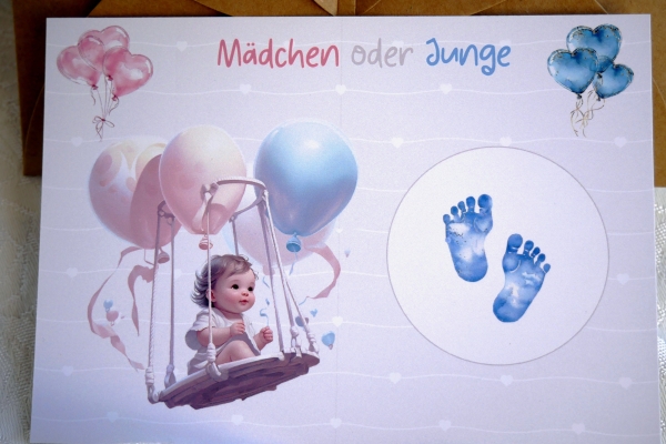 Geschlecht verkünden - Rubbelkarte in Größe A6 mit liebevollem Design, Baby auf einer Schaukel mit rosa und blauen Luftballons, enthülltes Bild mit blauen Fußabdrücken zeigt, dass es ein Junge wird. Perfekt für Gender-Reveal-Überraschungen.