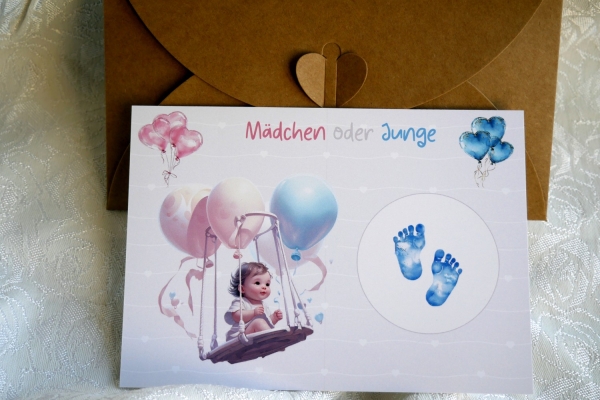 Geschlecht verkünden - Rubbelkarte mit Umschlag aus Kraftpapier. Liebevoll gestaltete Karte in Größe A6 zeigt Baby auf einer Schaukel mit rosa und blauen Luftballons. Enthülltes Bild mit blauen Fußabdrücken für Junge. Perfekte Wahl für Gender-Reveal-Party