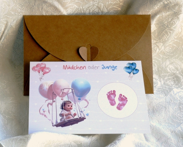 Geschlecht verkünden - Rubbelkarte mit Umschlag aus Kraftpapier, liebevoll gestaltet in Größe A6. Baby auf einer Schaukel mit rosa und blauen Luftballons, enthülltes Bild zeigt rosa Fußabdrücke für Mädchen. Perfekte Überraschung für Gender-Reveal-Partys.