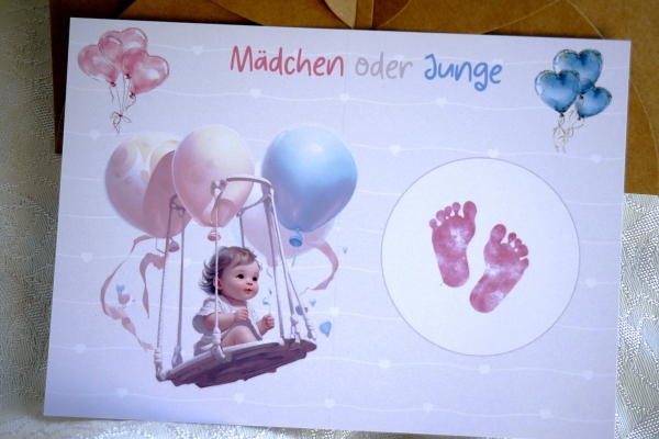 Geschlecht verkünden - Rubbelkarte in Größe A6 mit liebevollem Design, Baby auf einer Schaukel mit rosa und blauen Luftballons, enthülltes Bild mit rosa Fußabdrücken zeigt, dass es ein Mädchen wird. Perfekt für Gender-Reveal-Überraschungen.