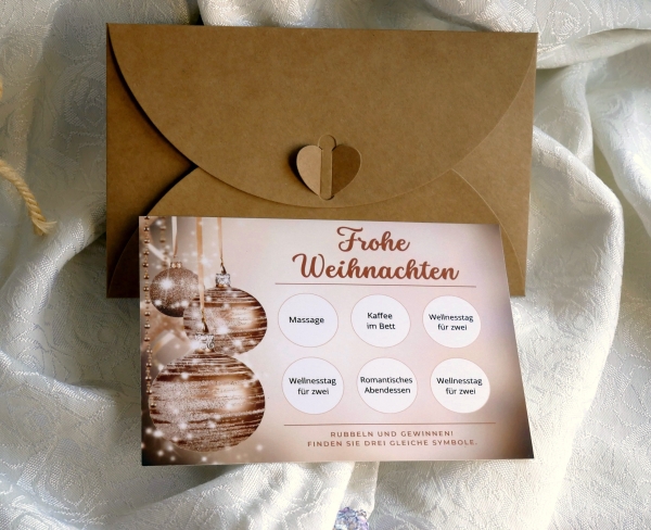 Komplettes Set der Weihnachts-Rubbelkarte mit Kraftpapier-Umschlag und Personalisierungsoptionen.