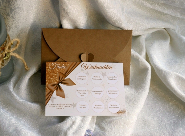 Komplettes Set der Weihnachts-Rubbelkarte mit Kraftpapier-Umschlag und Personalisierungsoptionen.