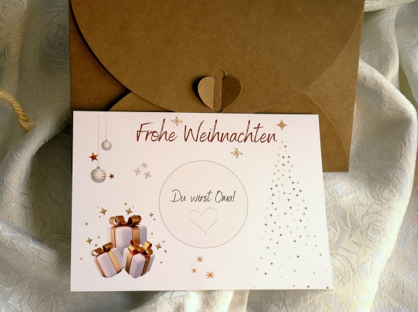 Komplettes Set der modernen Weihnachts-Rubbelkarte mit passendem Kraftpapier-Umschlag.
