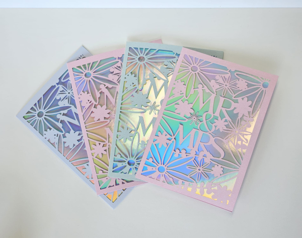 Handgefertigte Hochzeitskarten Mr & Mrs mit holografischem Hintergrund in Pastellfarben