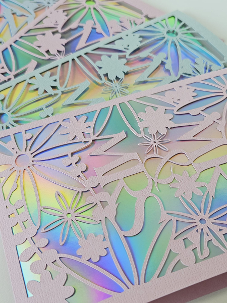 Detailaufnahme der filigranen Mr & Mrs Hochzeitskarte mit schimmerndem Hologramm Papier