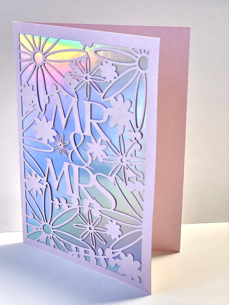 Rosa Hochzeitskarte Mr & Mrs mit Umschlag und holografischem Hintergrund