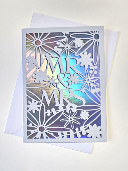 Graue Hochzeitskarte Mr & Mrs mit irisierendem Effektpapier und weißem Umschlag