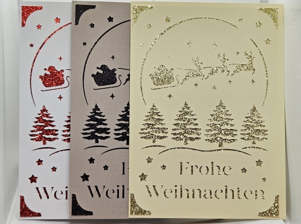 Handgefertigte Weihnachtskarten in drei Varianten: Weiß mit rotem Glitzer, Beige mit goldenem Glitzer und Grau mit schwarzem Glitzer. Karten zeigen filigranes Design mit Weihnachtsbäumen, Sternen und dem Schlitten des Weihnachtsmanns.