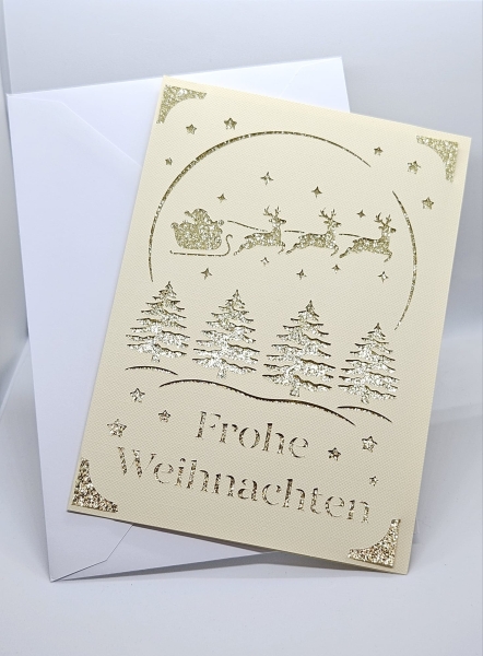 Handgefertigte Weihnachtskarte in Beige mit goldenem Glitzerhintergrund. Filigranes Design zeigt Weihnachtsbäume, Sterne und den Schlitten des Weihnachtsmanns, gezogen von Rentieren. Karte inklusive passendem weißen Umschlag.