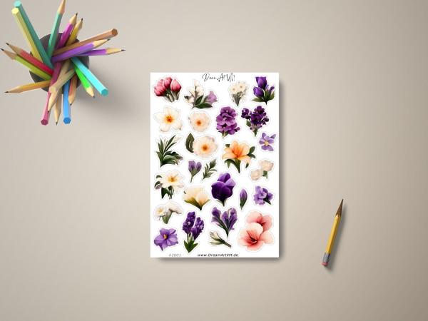Blumenaufkleber-Set mit verschiedenen violetten, gelben und weißen Blütenmotiven, dargestellt auf einem Tisch mit Buntstiften und Bleistift, gestaltet von DreamArt VM.