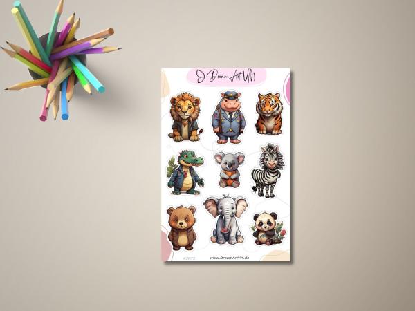 Aufkleber-Set mit niedlichen Tieren, darunter ein Löwe, Nilpferd in Uniform, Tiger, Krokodil, Koala, Zebra, Bär, Elefant und Panda, gestaltet von DreamArt VM, präsentiert auf einem Tisch mit Buntstiften.