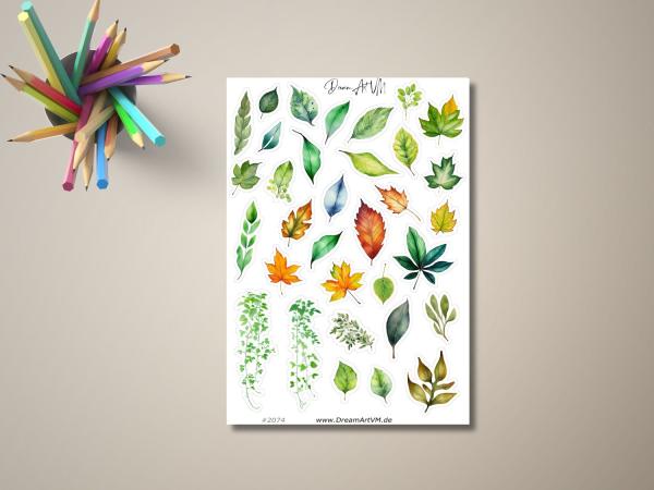 Sticker-Set mit handgezeichneten Blättern in verschiedenen Formen und Farben.