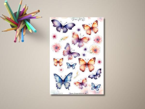 Aufkleber-Set mit bunten Schmetterlingen und Blumen, präsentiert auf einem Tisch mit Buntstiften, gestaltet von DreamArt VM.