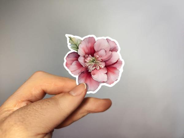 Ein einzelner Sticker mit einer zarten rosa Blume, detailliert gezeichnet. Perfekt für Dekorationen und Scrapbooking-Projekte. Teil der floralen Stickerkollektion von DreamArt VM.