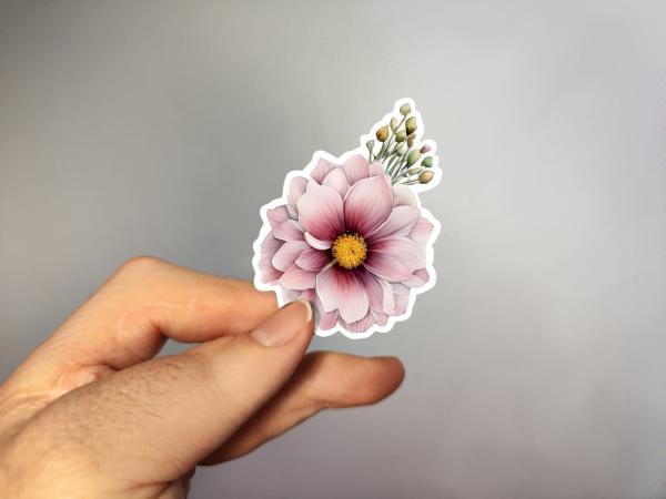 Ein Sticker mit einer großen rosa Blüte und kleinen Knospen, fein illustriert. Ideal für kreative Dekorationen. Teil der floralen Stickerkollektion von DreamArt VM.